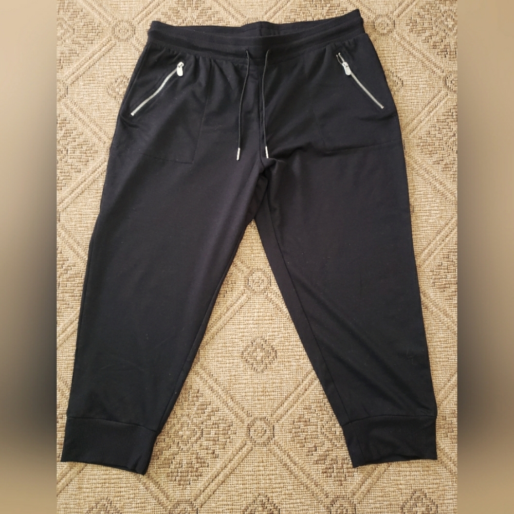 Woman's Adrienne Vittadini Crop Sweat Pants